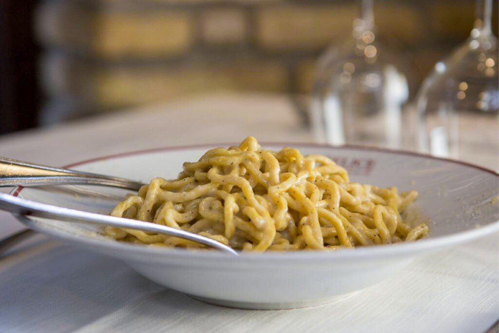 A plate of tonarelli cacio e pepe